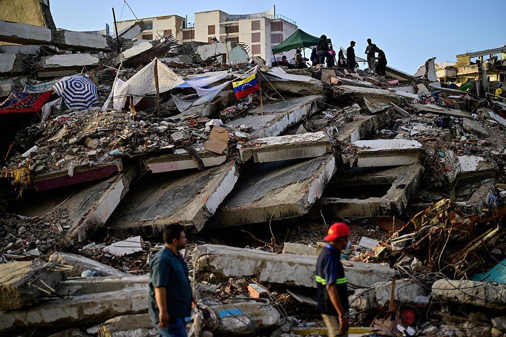 Una vista general muestra los populares barrios costeros de Carabellada y Caribe —antiguamente favoritos de los veraneantes— convertidos en montones de escombros en La Guaira, la ciudad más afectada por los terremotos en Venezuela, revelando el verdadero horror del desastre el 2 de julio de 2026.