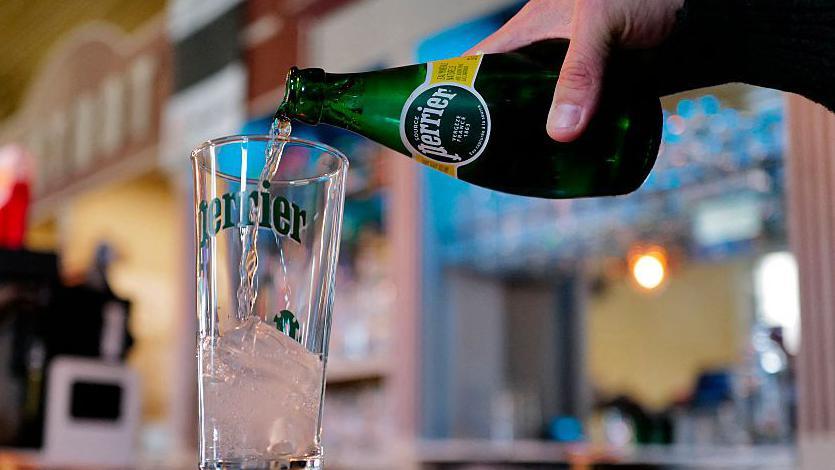 una botella de agua de Perrier