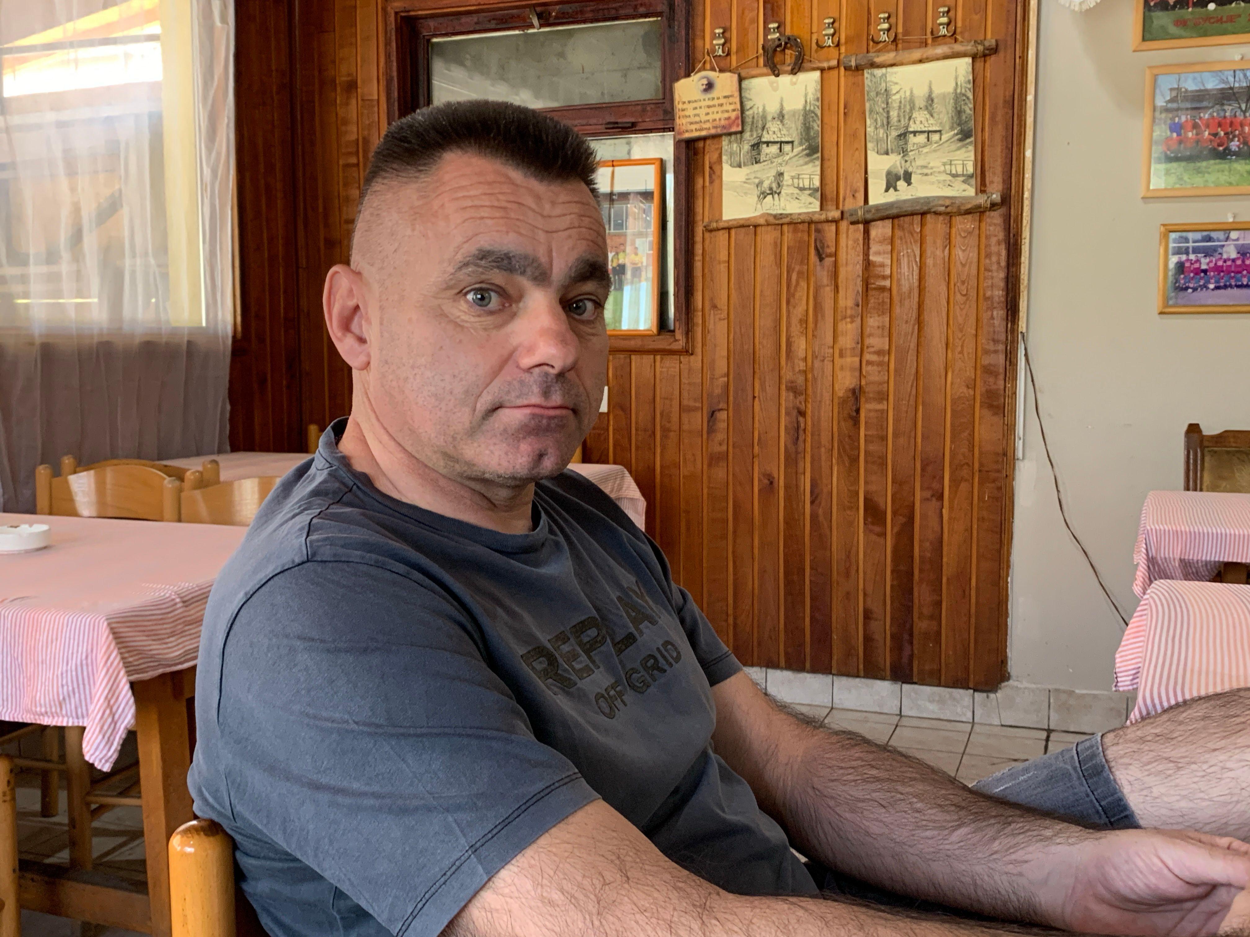 Muškarac sedi u crnoj majici