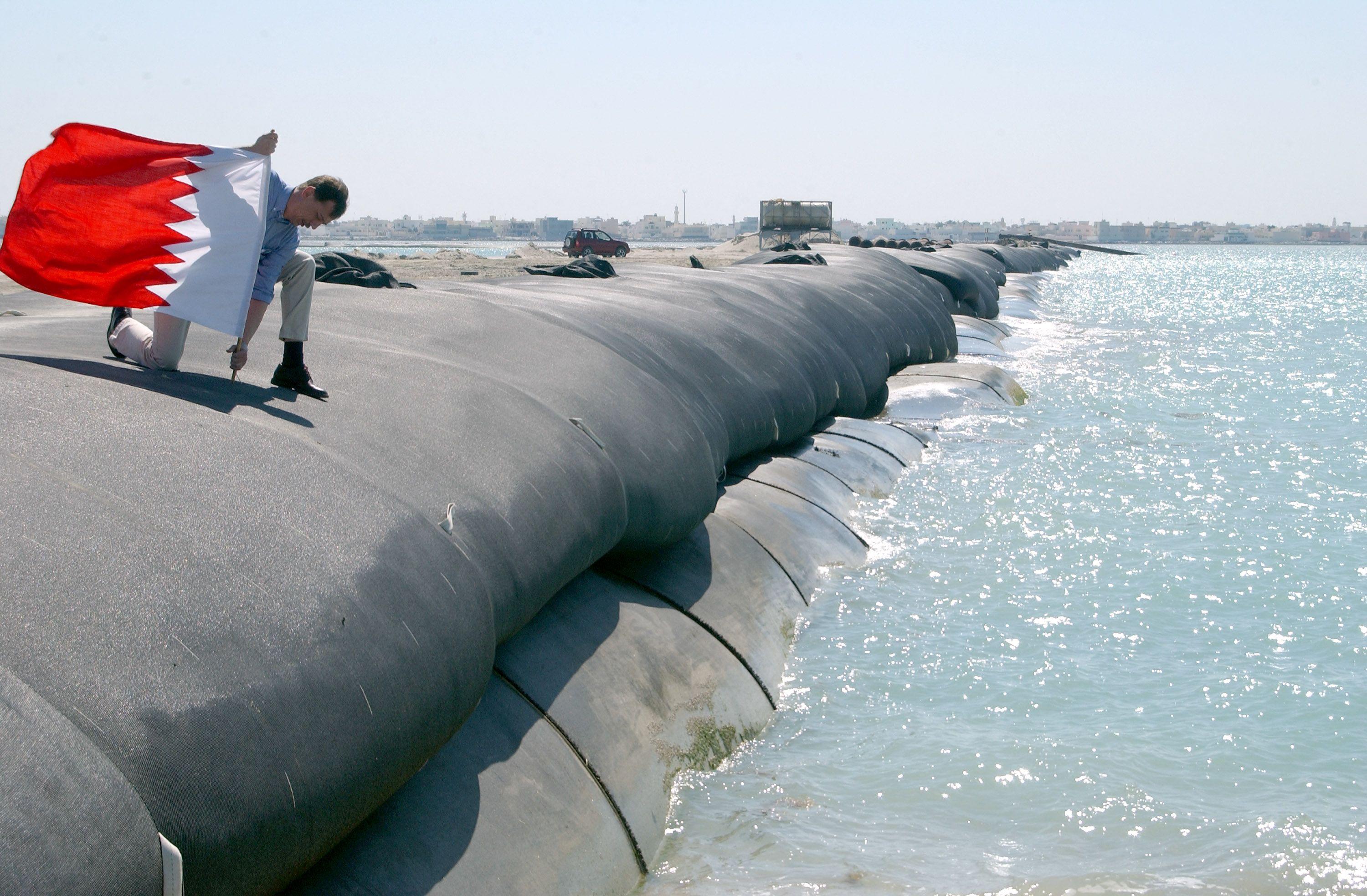 علم مملكة البحرين القديم قبل آخر تعديل عليه عام 2002.