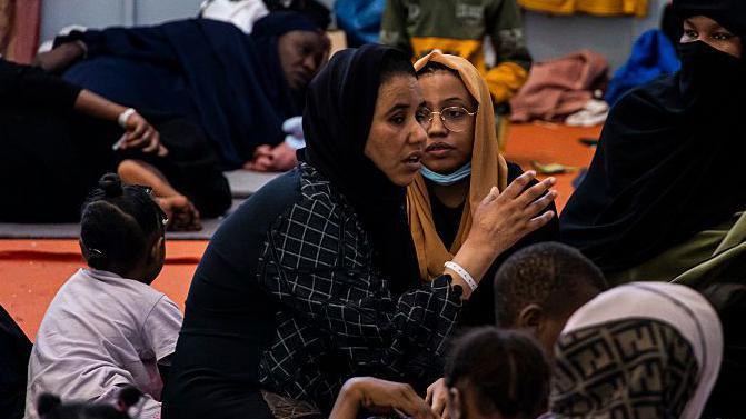 Los refugiados y migrantes se encuentran en las instalaciones temporales de Agia, un pabellón de exposiciones, a las afueras de la ciudad de Chania, en la isla de Creta.