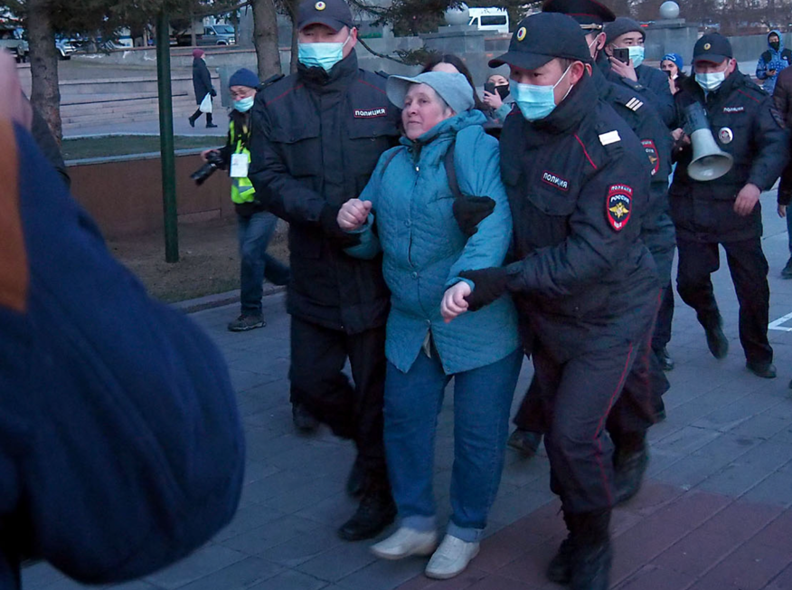 Policija odvodi Nataliju Filonovu na jednom od protesta
