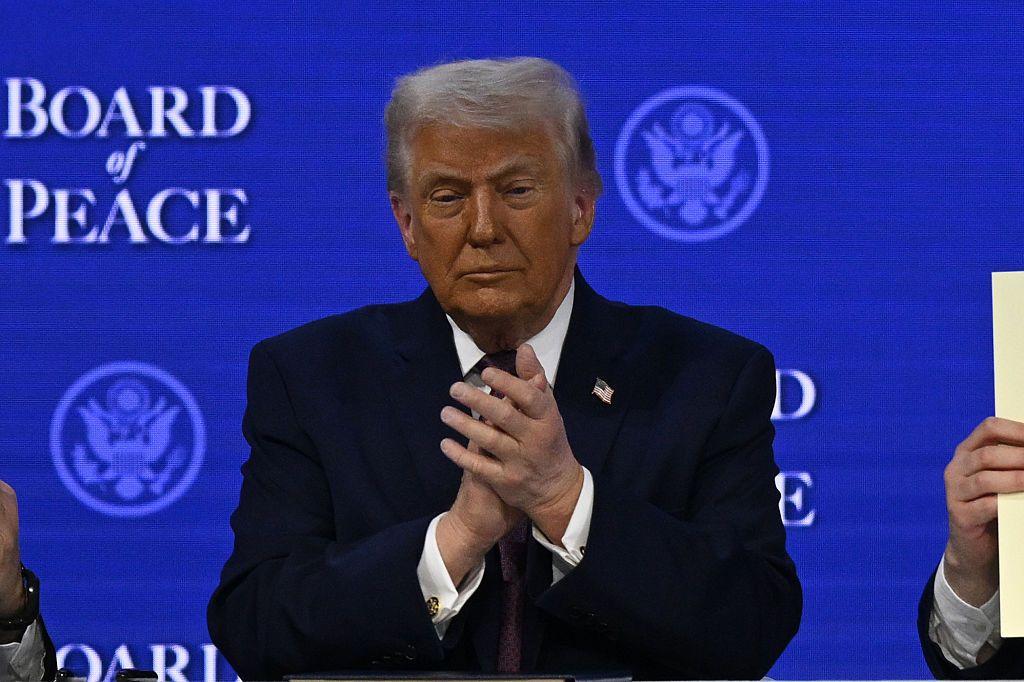 Trump batendo palma durante evento no F&oacute;rum Econ&ocirc;mico Mundial