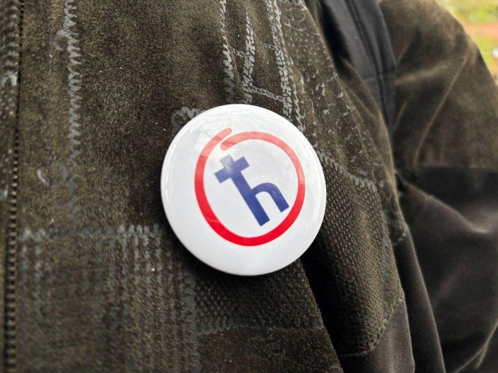 bedž sa slovom Ć na ćirilici u Kuli