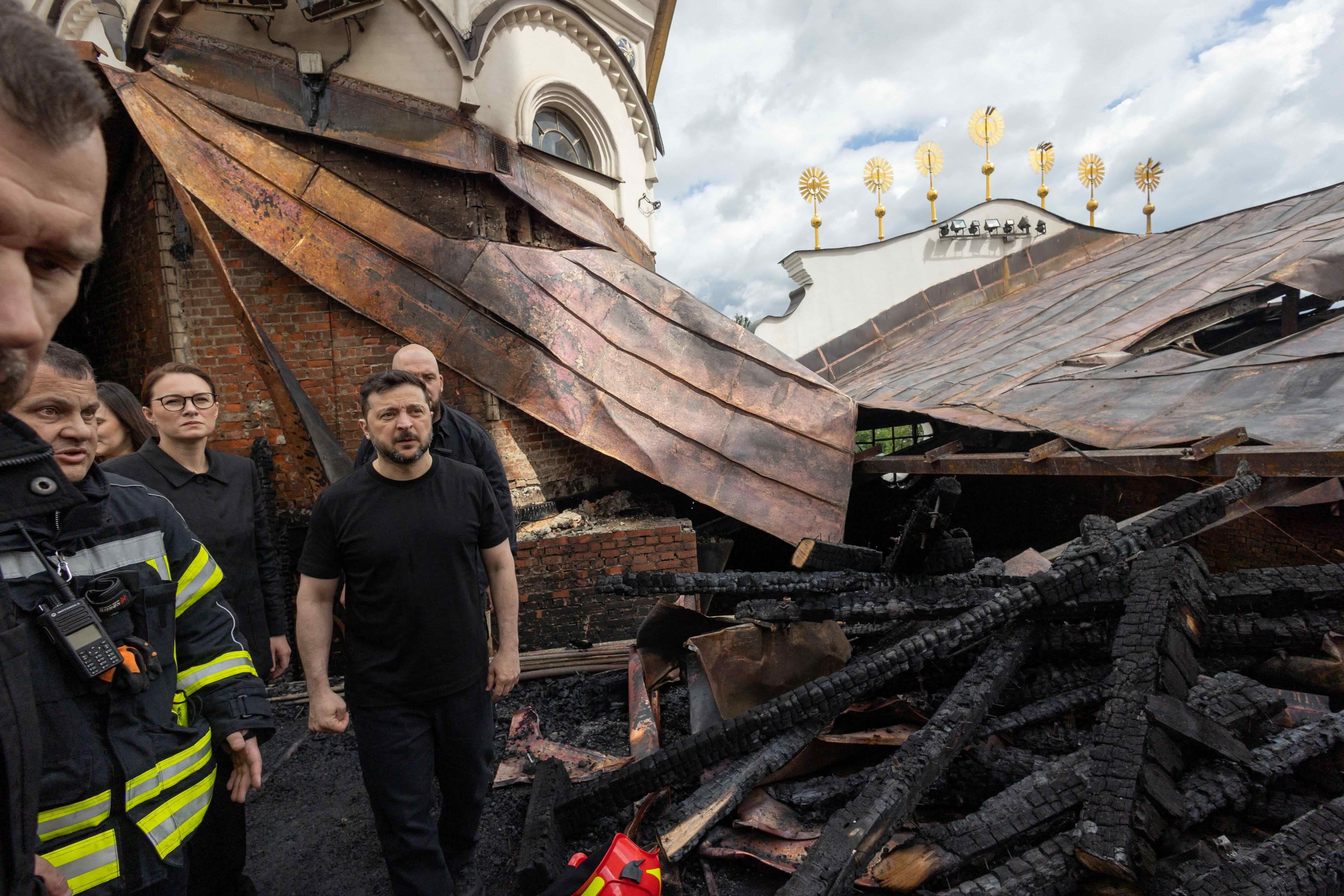 El presidente de Ucrania, Volodímir Zelensky, y la primera ministra ucraniana, Yulia Sviridenko, visitan la Catedral de la Dormición del Monasterio de las Cuevas de Kyiv (Lavra de las Cuevas de Kyiv) —impactada durante ataques rusos con misiles y drones en el marco de la ofensiva de Rusia contra Ucrania— en Kyiv, Ucrania, el 15 de junio de 2026.