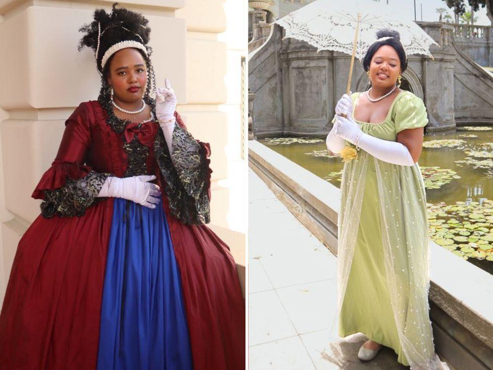 Dos fotografías de una mujer, una de ellas con un gran vestido rojo y azul, la otra con un vestido más elegante inspirado en la Regencia con una sombrilla frente a un estanque.