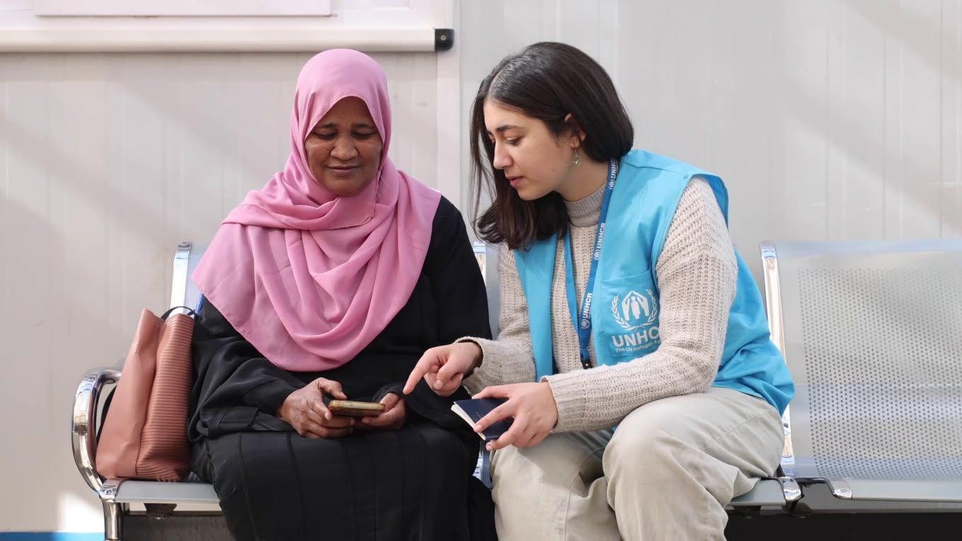 صورة لموظفة من المفوضية تشرح للاجئة سودانية إجراءات اللجوء