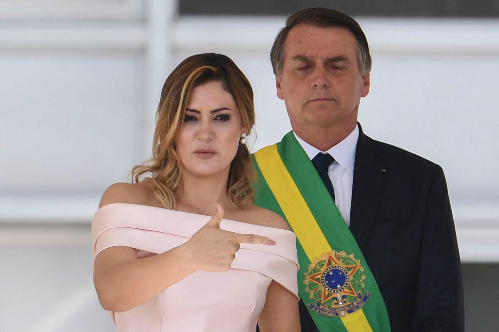 Michelle Bolsonaro discursa em l&iacute;ngua de sinais ao lado de Jair Bolsonaro, durante a posse dele no Pal&aacute;cio do Planalto, em Bras&iacute;lia, em 1&ordm; de janeiro de 2019.