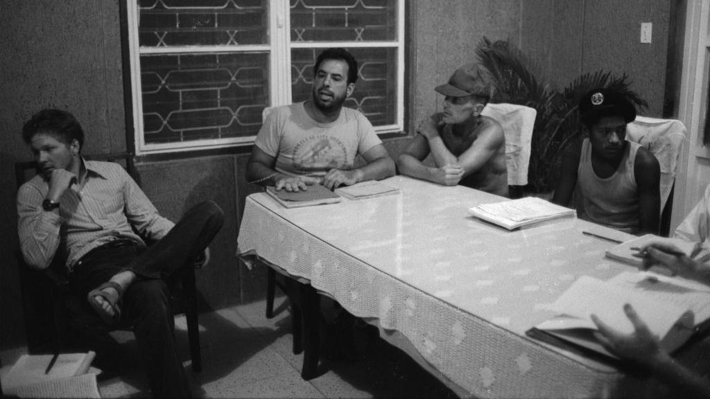 Francis Ford Coppola (centro) ao lado dos atores Sam Bottoms, Robert Duvall e Laurence Fishburne, durante um ensaio de 'Apocalypse Now' nas Filipinas