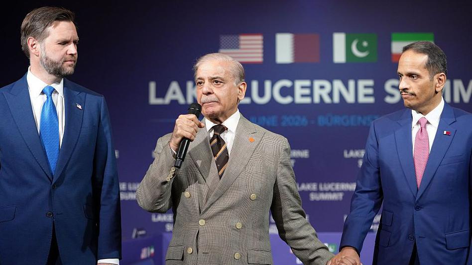 عادة ما يتصدر رئيس الوزراء ووزير الخارجية القطري محمد بن عبد الرحمن آل ثاني (يمين) مشهد الوساطة القطرية، وهو يظهر هنا إلى جانب نظيره الباكستاني شهباز شريف ونائب الرئيس الأمريكي جيه دي فانس خلال قمة بحيرة لوسيرن