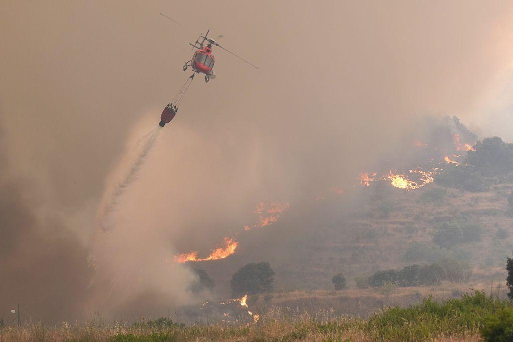 Helicóptero sobre incendio en Cebreros