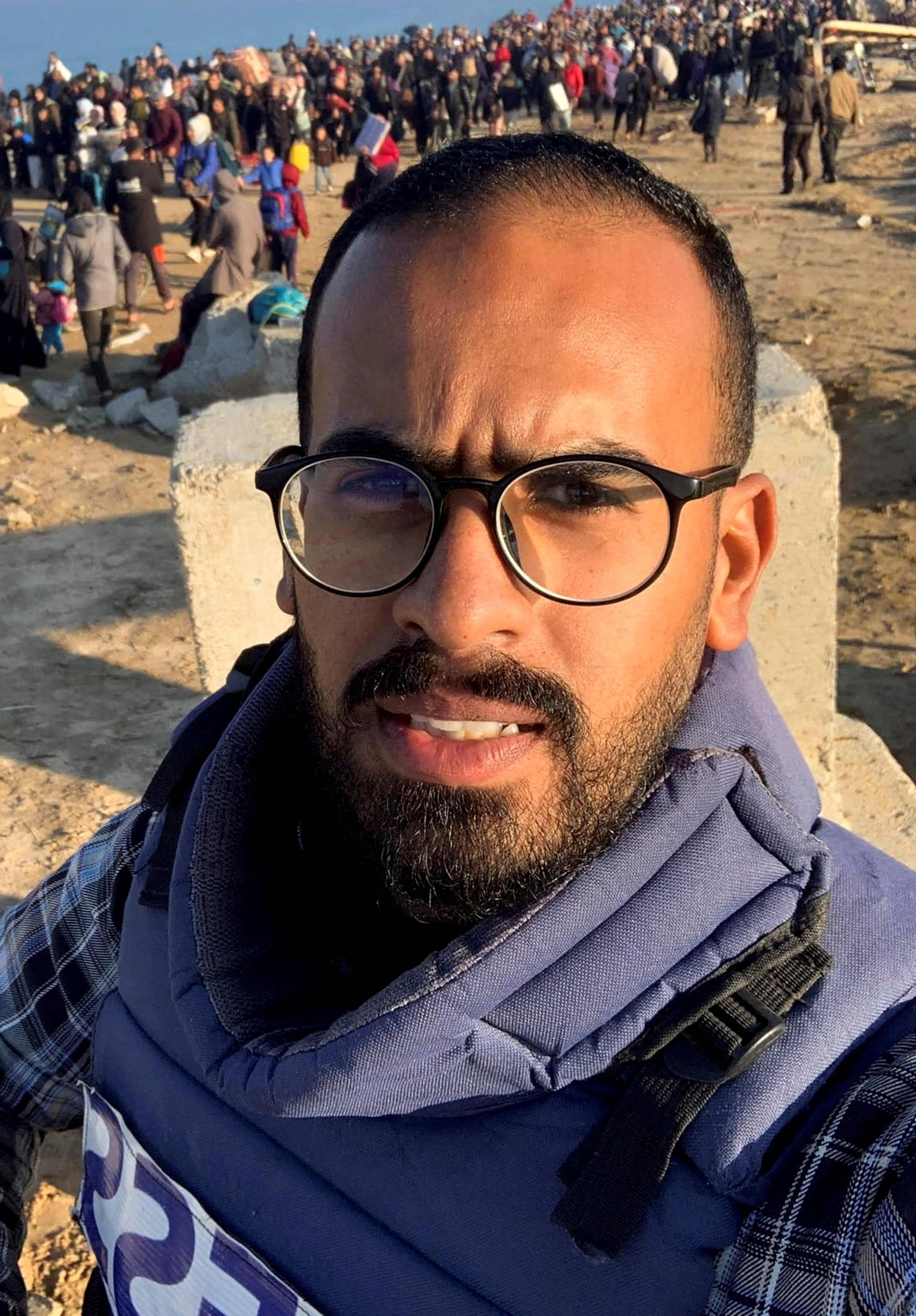 الصحفي أحمد أبو عزيز بصورة سلفي يرتدي سترة الصحفيين