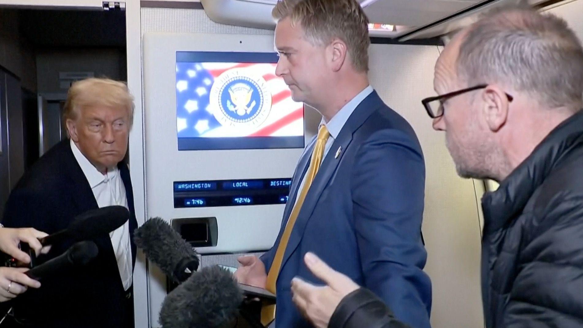 Donald Tramp odgovara na pitanja BBC-jevog dopisnika Toma Bejtmena u predsedničkom avionu