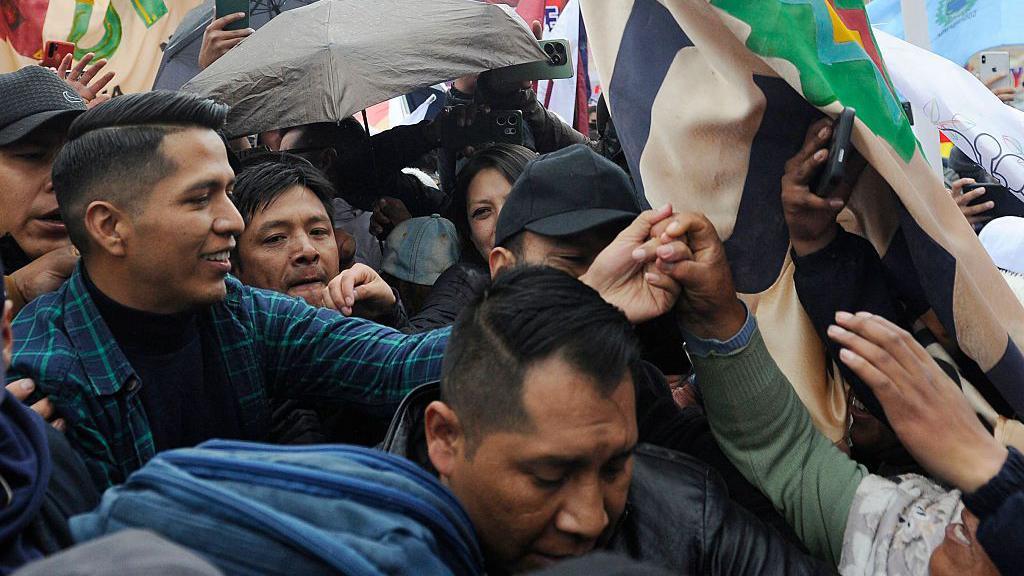 El presidente del Senado, Andrónico Rodríguez, saluda simpatizantes durante el acto de proclamación como candidato presidencial en El Alto, Bolivia, el 10 de mayo de 2025.