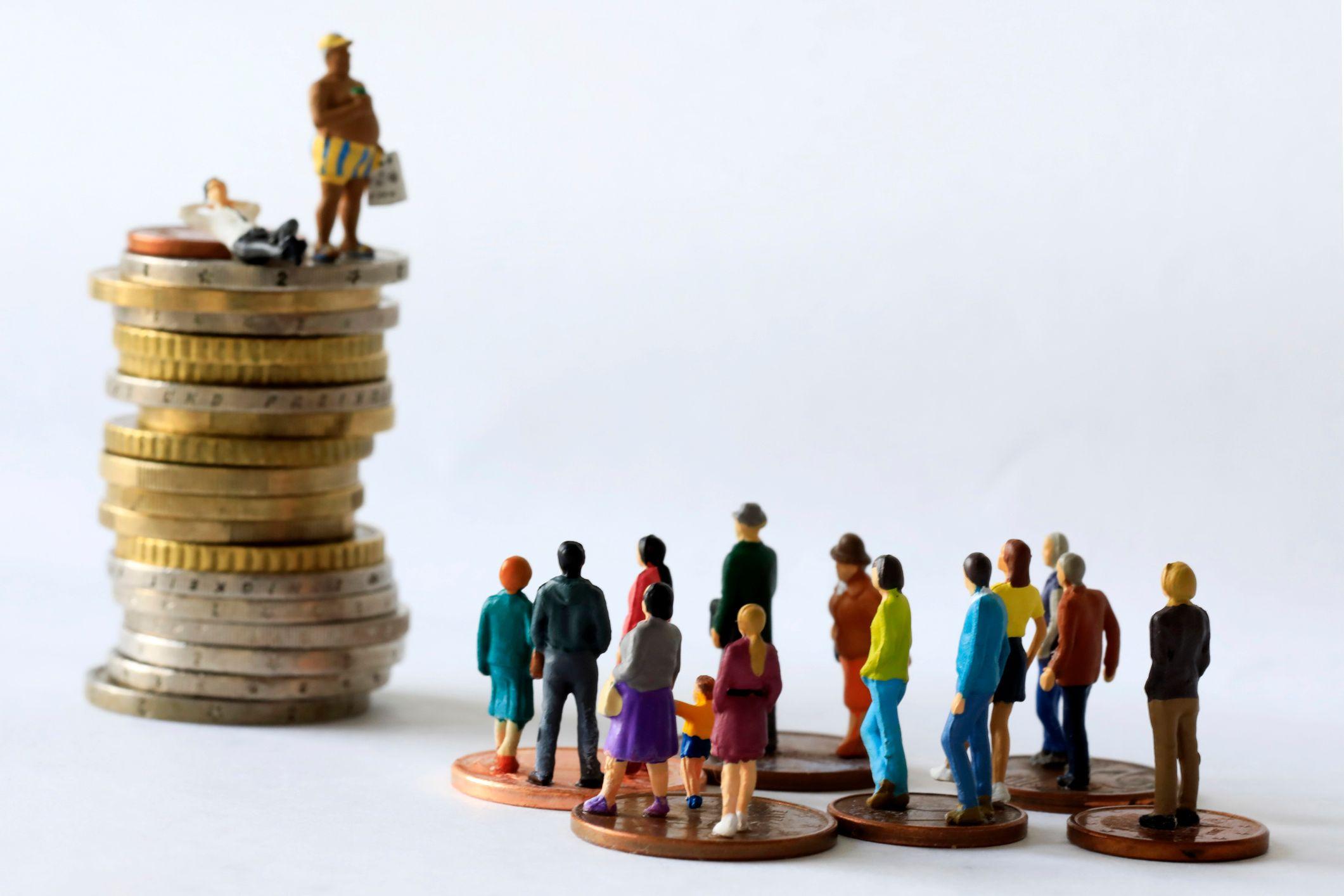 Imagen que ilustra la desigualdad económica con monedas y personas.
