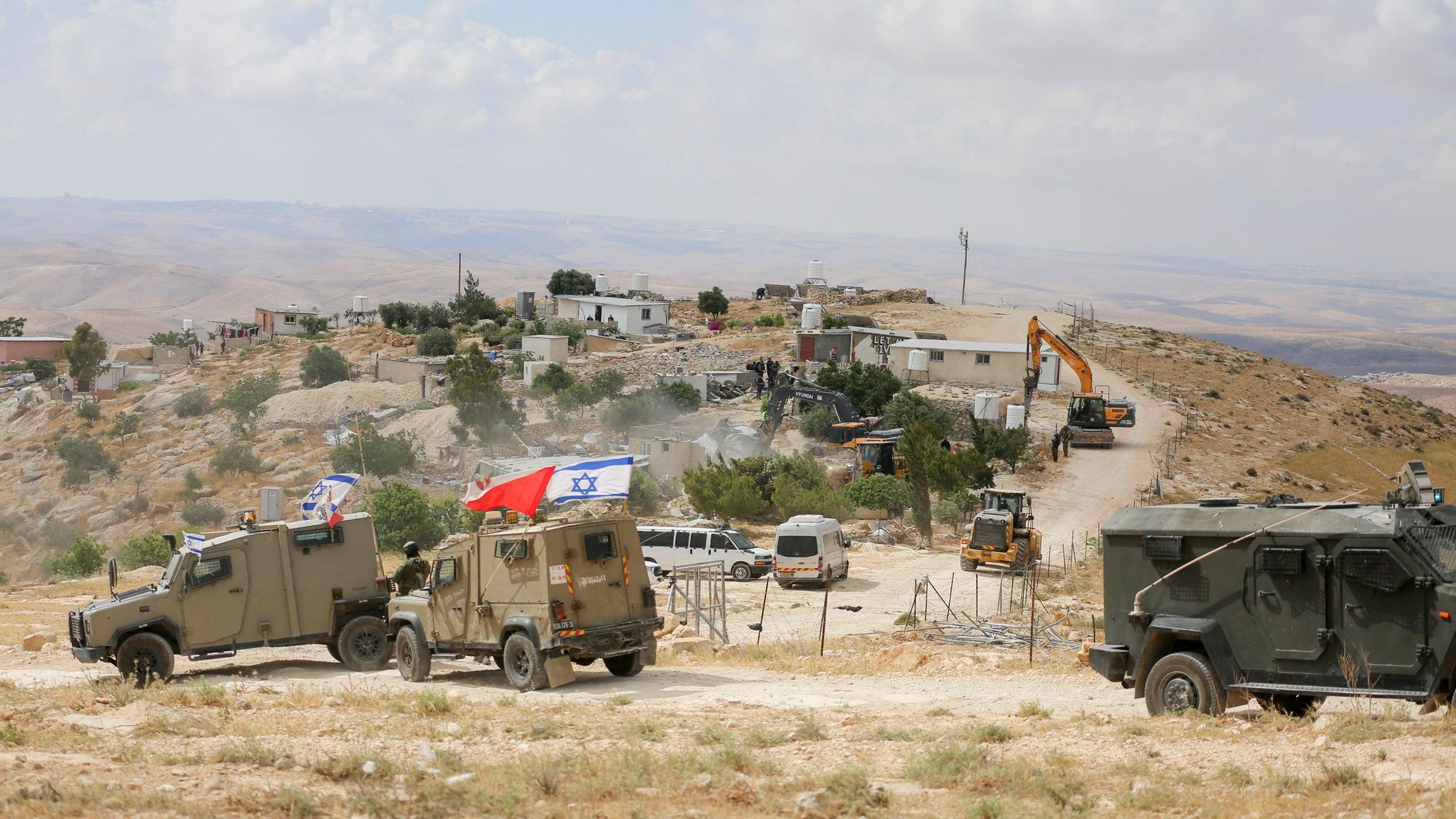 هدم جيش الاحتلال الإسرائيلي، برفقة جرافات، منازل فلسطينية في قرية خلة الضبع بمنطقة مسافر يطا، جنوب الخليل، بالضفة الغربية، ما أدى إلى تهجير نحو 120 فلسطينياً في 5 مايو/أيار 2025.