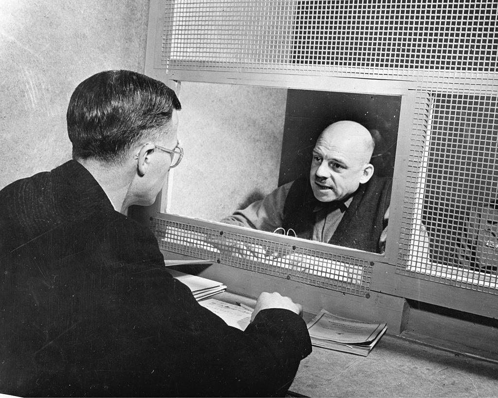 Sauckel savunma avukatıyla konuşurken.