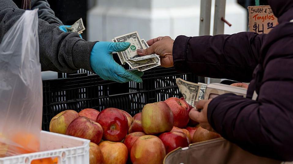 Persona comprano en mercado.