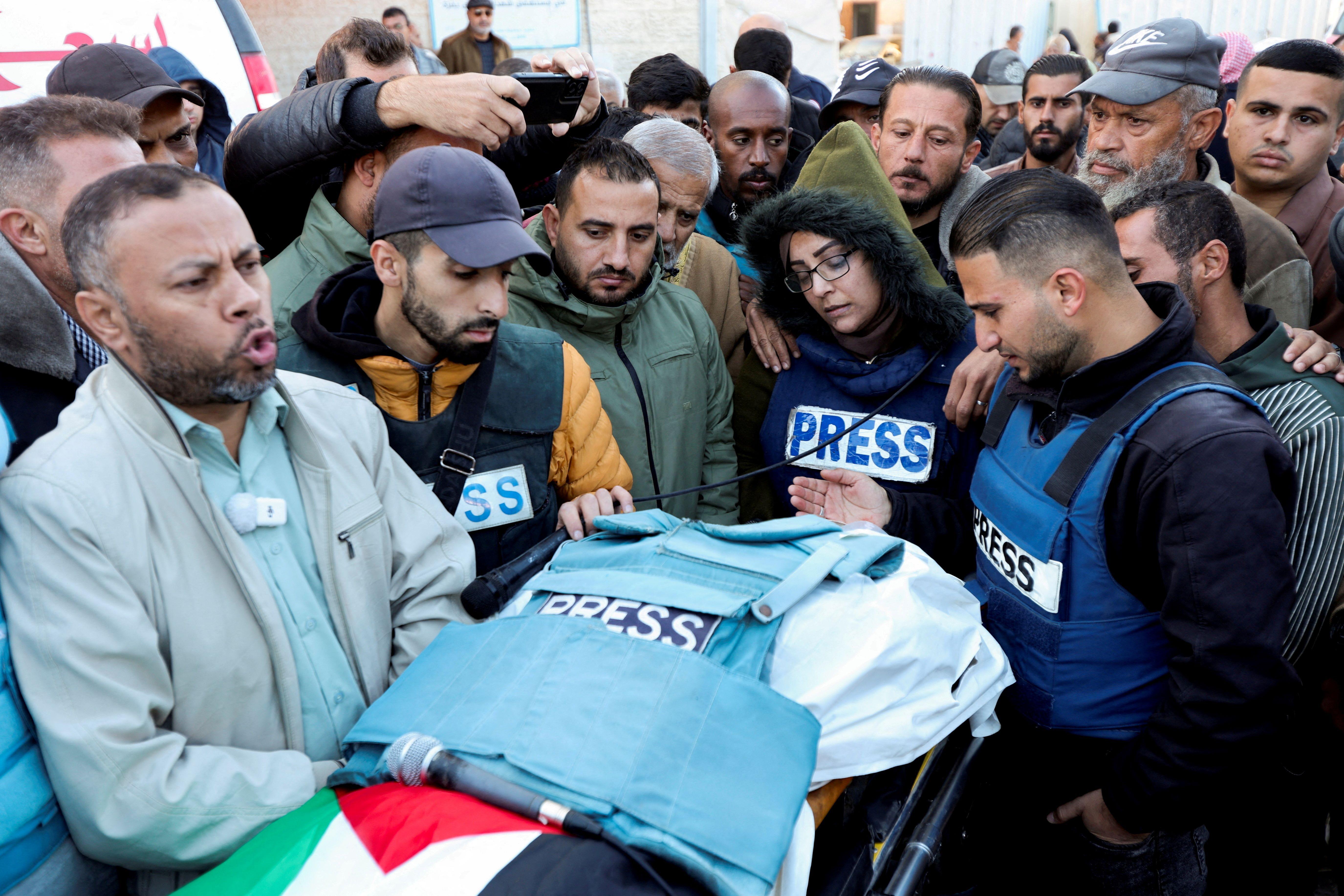 صحفيون يشيّعون زميلهم الصحفي الفلسطيني أحمد اللوح، مصور الفيديو في قناة الجزيرة، بعد مقتله في غارة إسرائيلية على مستشفى شهداء الأقصى في دير البلح، وسط قطاع غزة، 16 ديسمبر/كانون الأول 2024