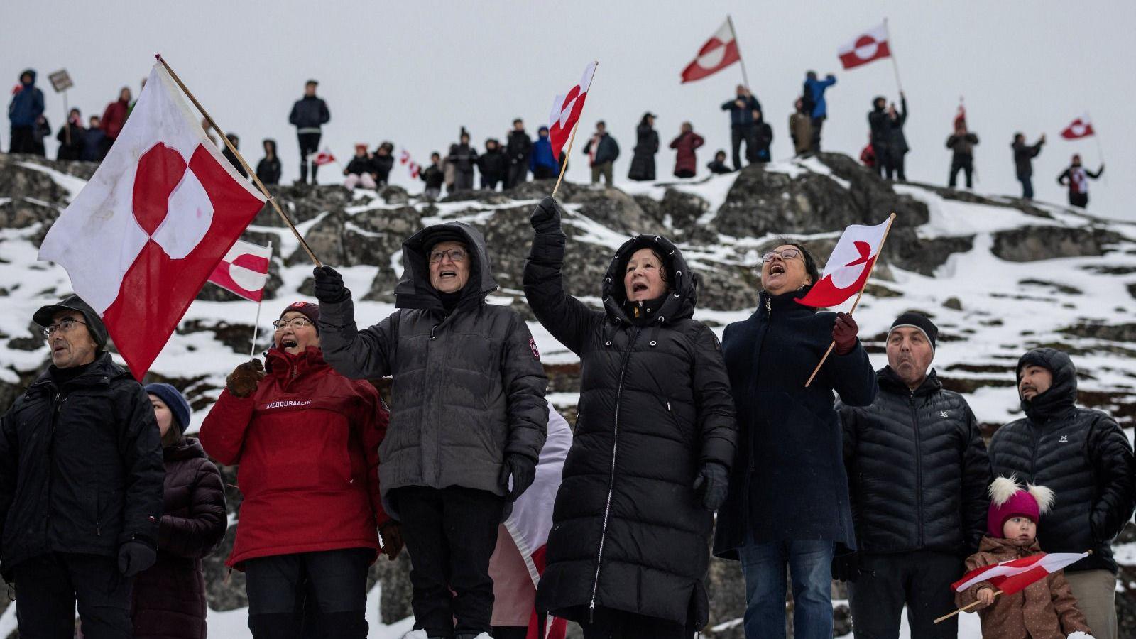 Em Nuuk, na Groenlândia, pessoas participam de um protesto contra a exigência do presidente dos EUA, Donald Trump, de que a ilha ártica seja cedida aos EUA, defendendo que ela tenha permissão para determinar seu próprio futuro.