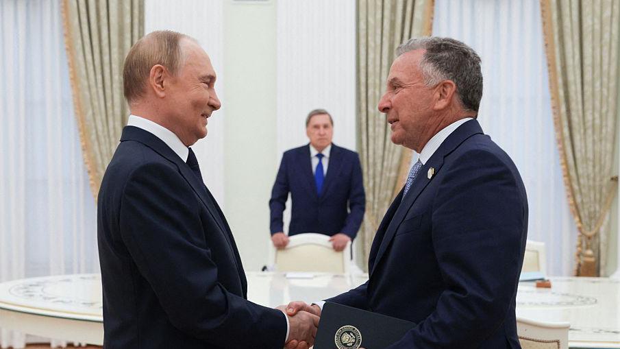 El presidente Vladimir Putin saluda de mano al enviado especial de EE.UU. Steve Witkoff en un salón del Kremlin en Moscú
