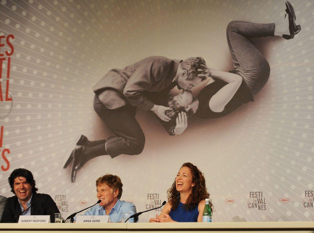 El director J. C. Chandor, el actor Robert Redford y la productora Anna Gerb asisten a la rueda de prensa de "Todo está perdido" durante el 66º Festival de Cine de Cannes, el 22 de mayo de 2013 en Cannes, Francia.