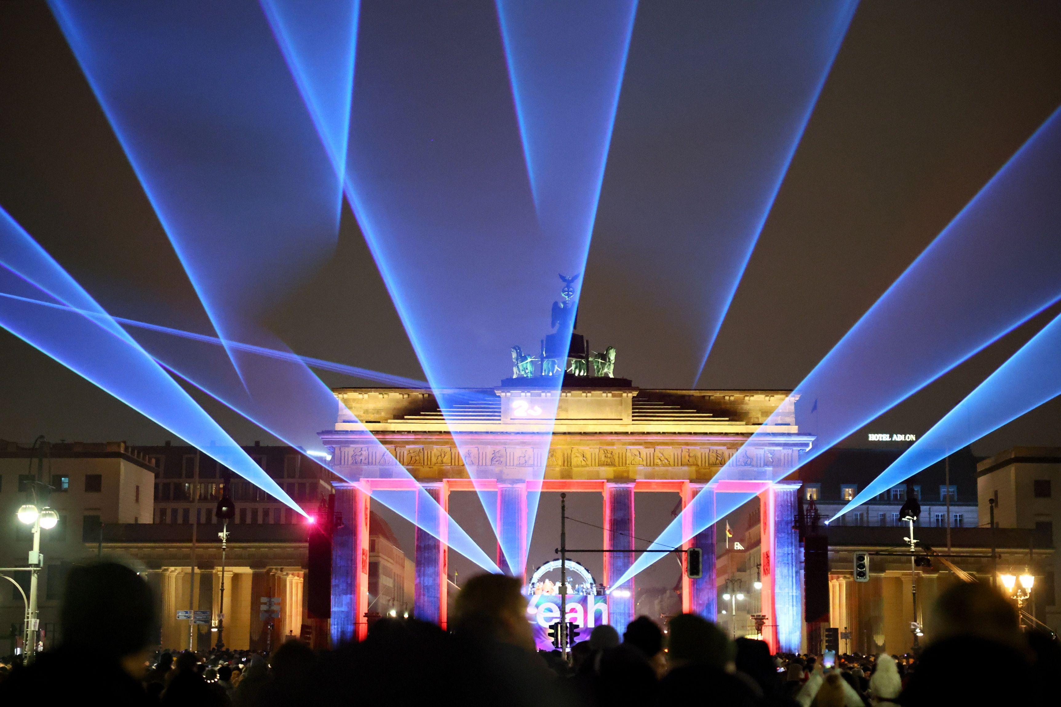 تجمع أمام بوابة براندنبورغ للاحتفال ببدء العام الجديد في برلين