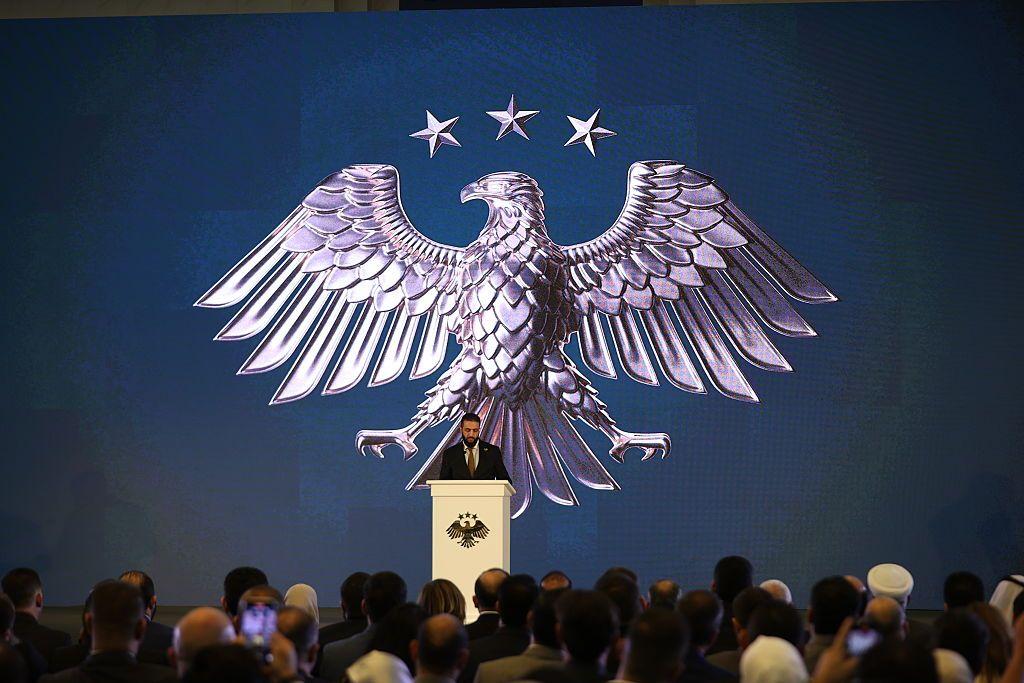 تصريحات أحمد الشرع: هل قال حقاً إنه ليس امتداداً للجماعات الإسلامية أو الربيع العربي؟ 8 الرئيس السوري أحمد الشرع يكشف عن الشعار الوطني الجديد للبلاد خلال حفلٍ في القصر الرئاسي بدمشق، سوريا، في 3 يوليو/تموز 2025