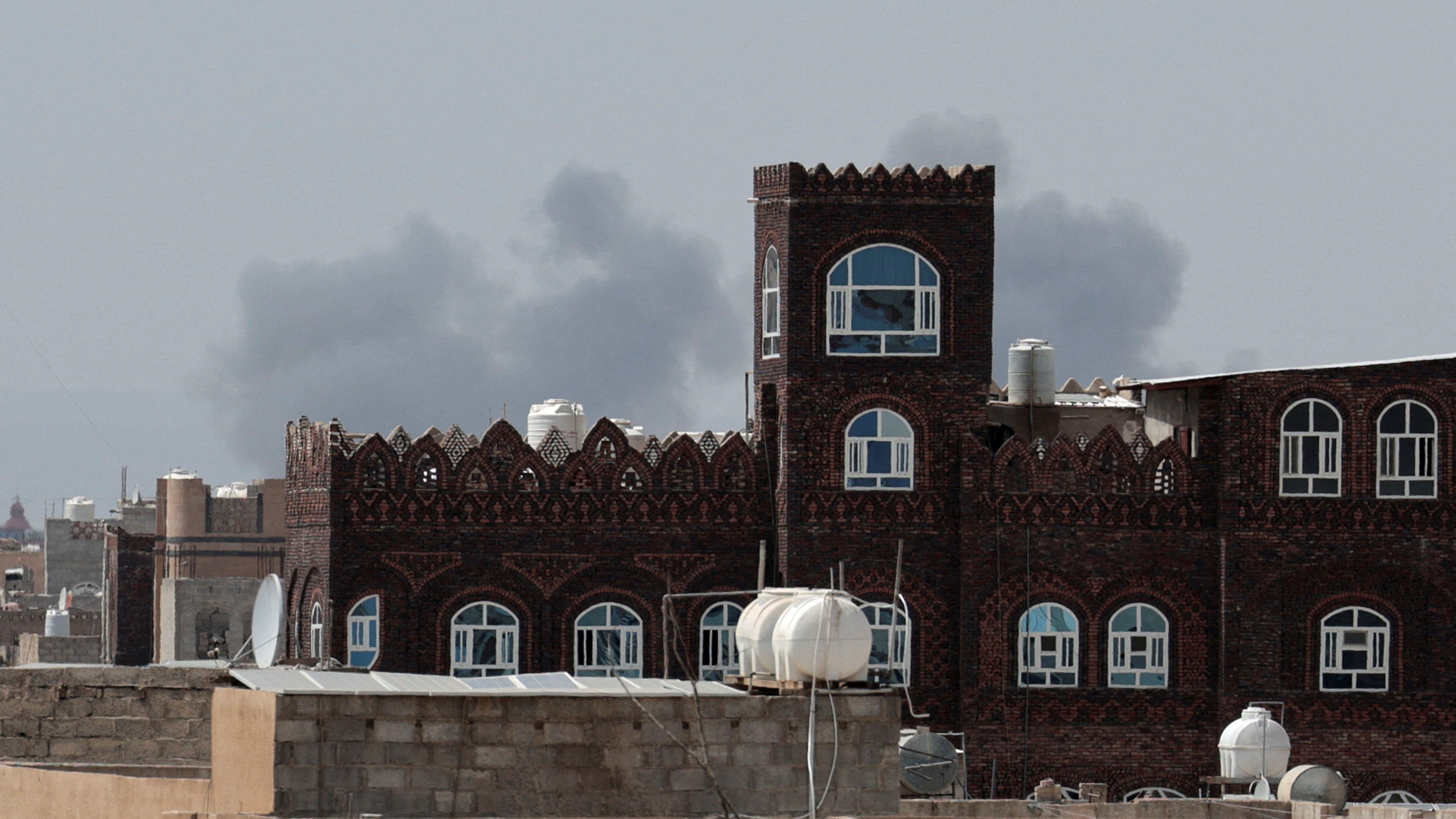 الحوثيون يحذرون شركات الطيران من التحليق في الأجواء السعودية، بعد محاولة استهداف مطار أبها السعودي