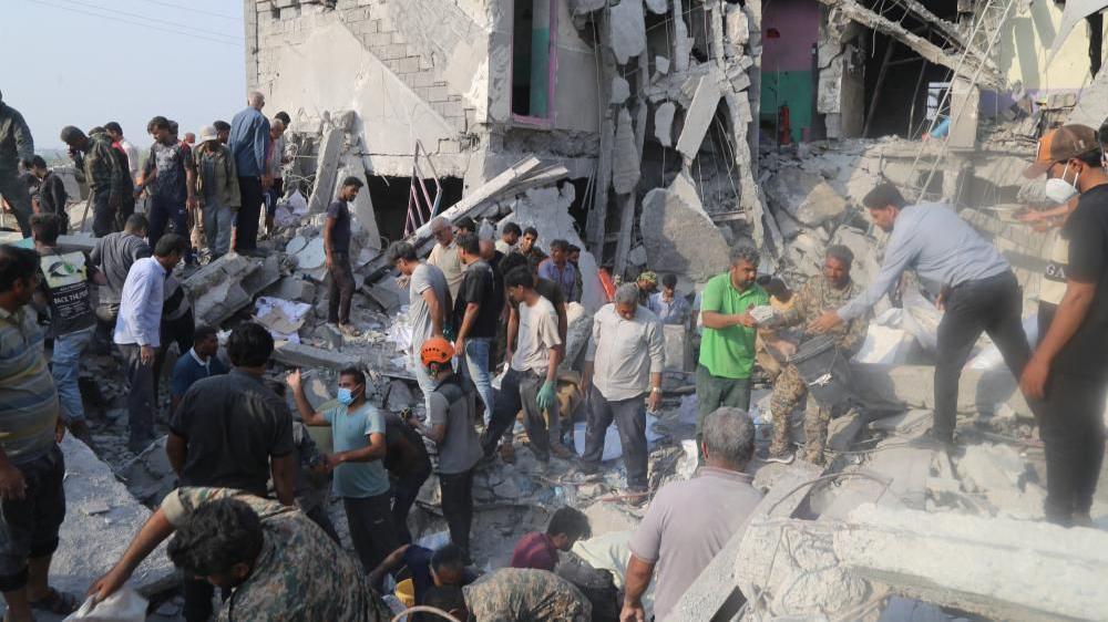 Rescatistas en el sitio del ataque en Minab