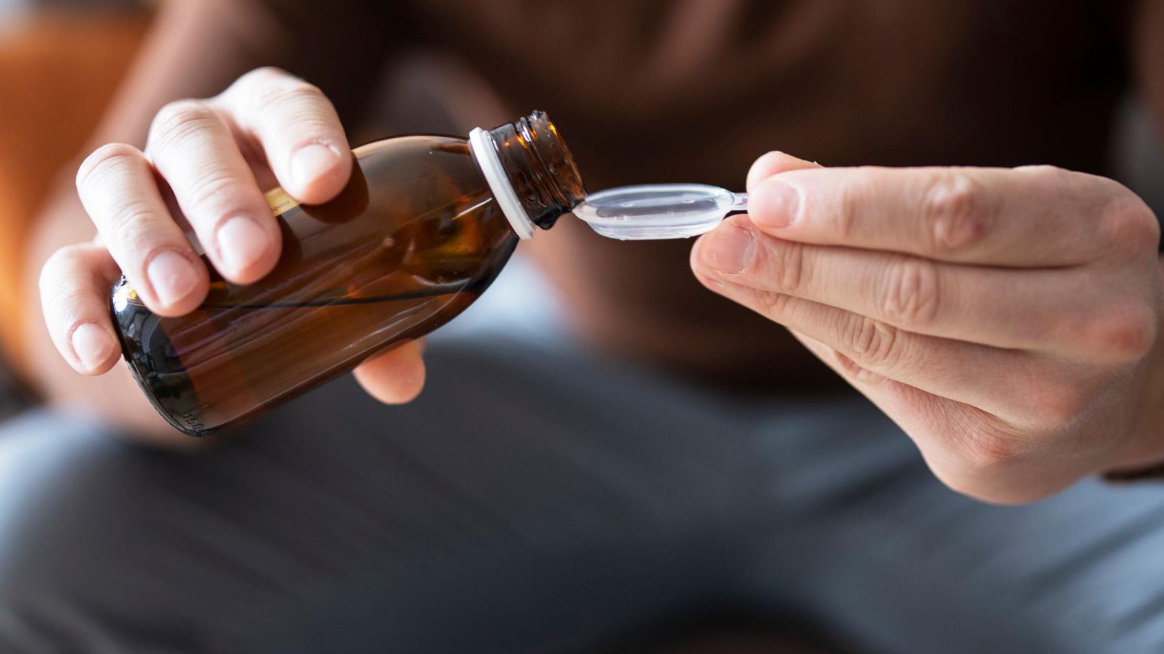 prehlada, sirup za kašalj, muškarac sipa sirup u kašičicu