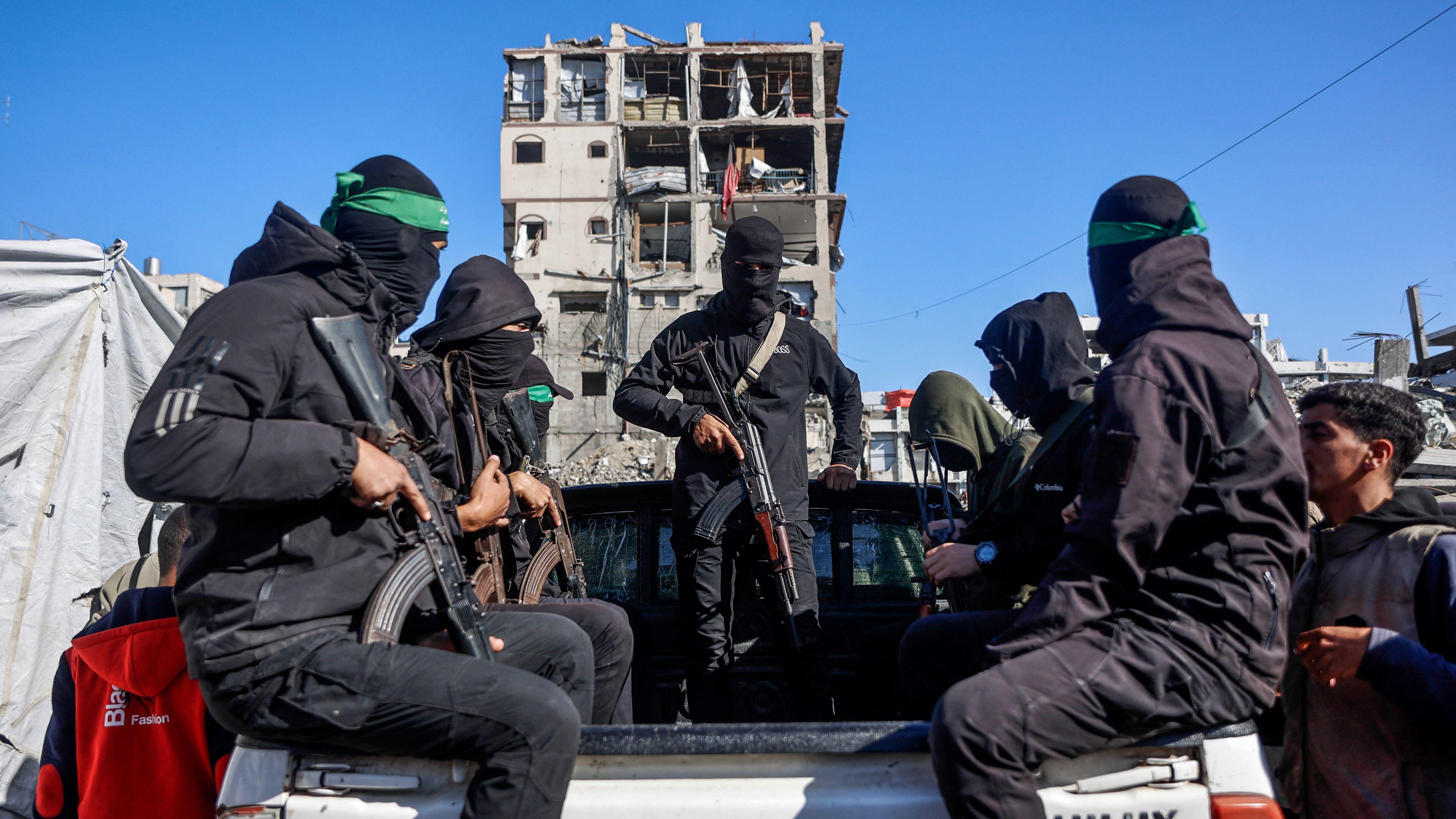 نفذت وحدة أمنية تابعة لحماس فور إعلان وقف إطلاق النار في أكتوبر/تشرين الأول الماضي، عمليات ضد أفراد من عشائر وجماعات مسلّحة مناوئة لها.