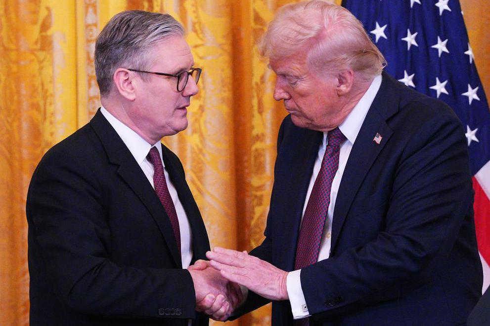 ستارمر (يسار) مع ترامب