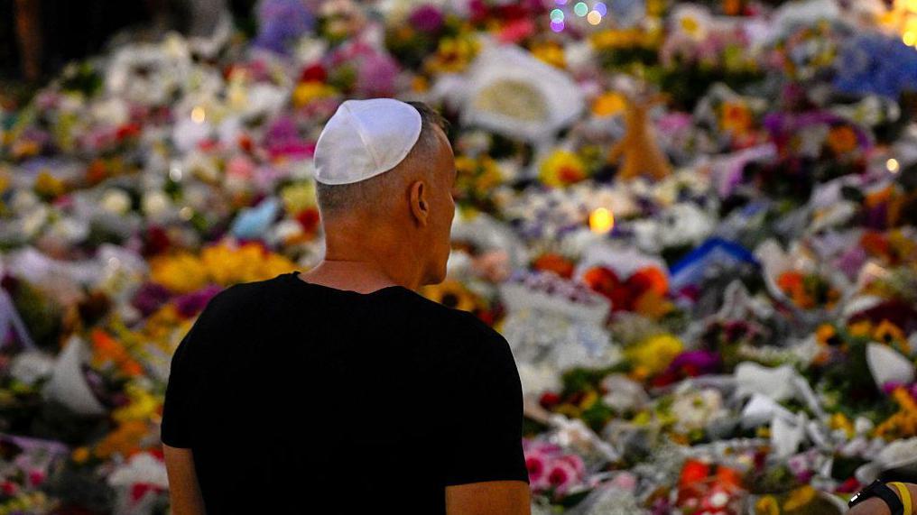 Homem olhando flores 