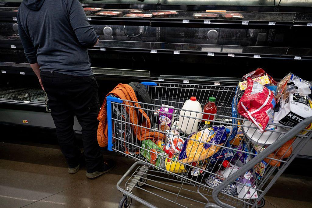 Una persona comprando alimentos en un supermercado de Arkansas.