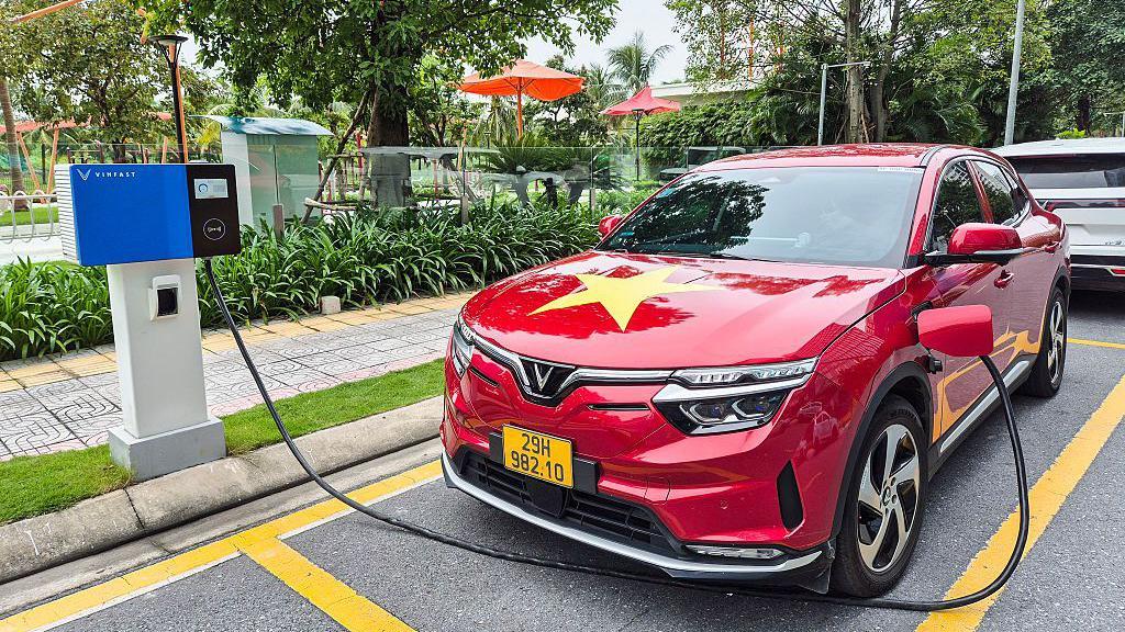 印著越南國旗的Vinfast電動車正在充電。該公司在全國鋪設大量的充電設施，但只能為Vinfast車充電。