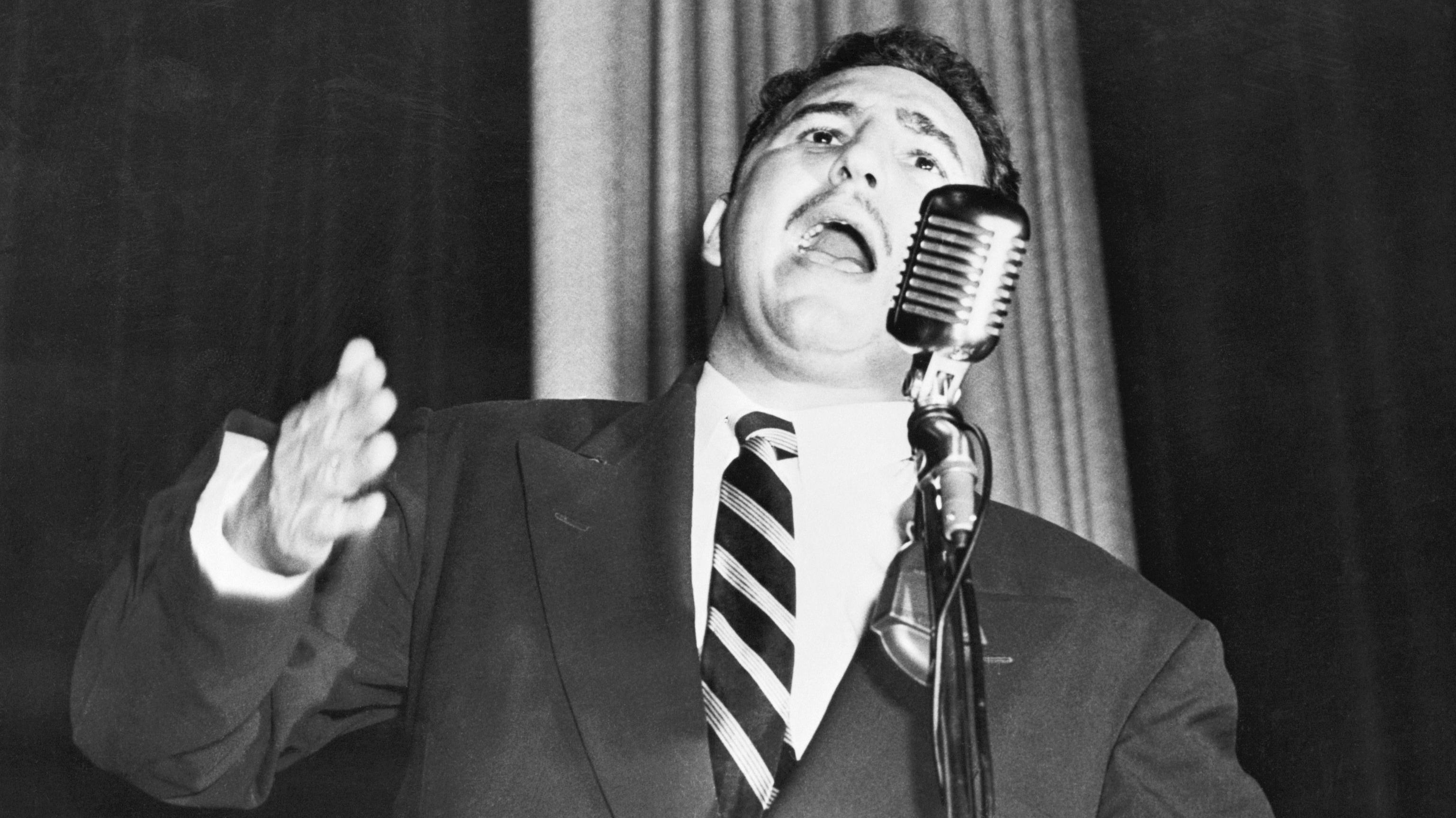 Un joven Castro dando un discurso contra Batista en Cuba.