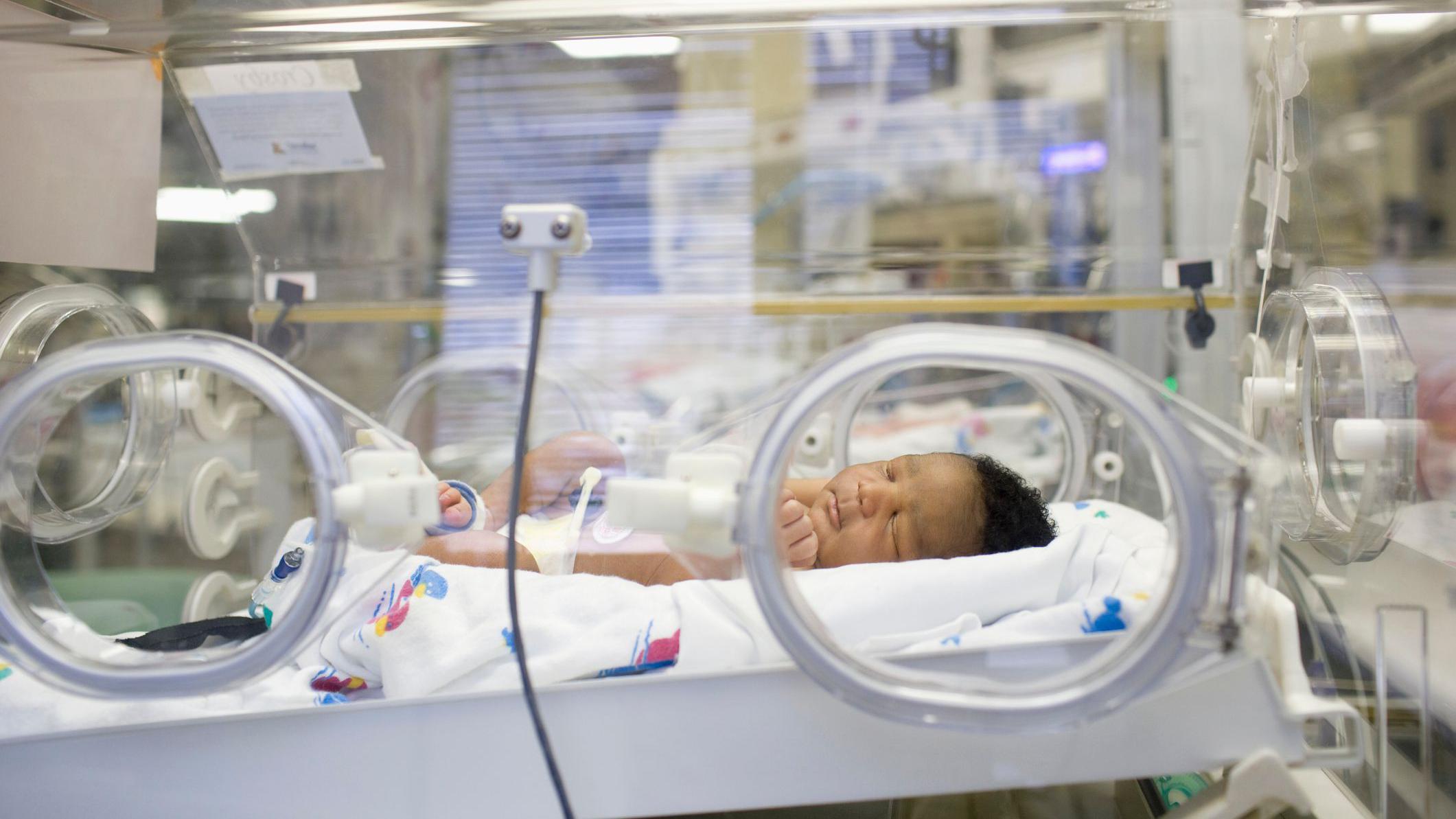 Bebê recém-nascido na incubadora de um hospital