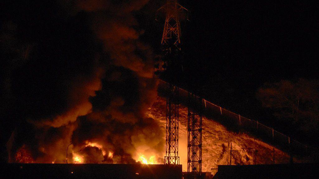 Imagen del incendio en Fuerte Tiuna, el mayor complejo militar de Venezuela, tras una serie de explosiones en Caracas el 3 de enero de 2026.