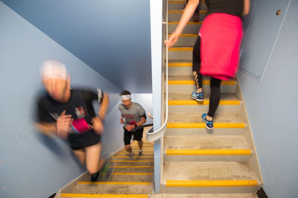 Personas subiendo escaleras en un reto en Australia. 