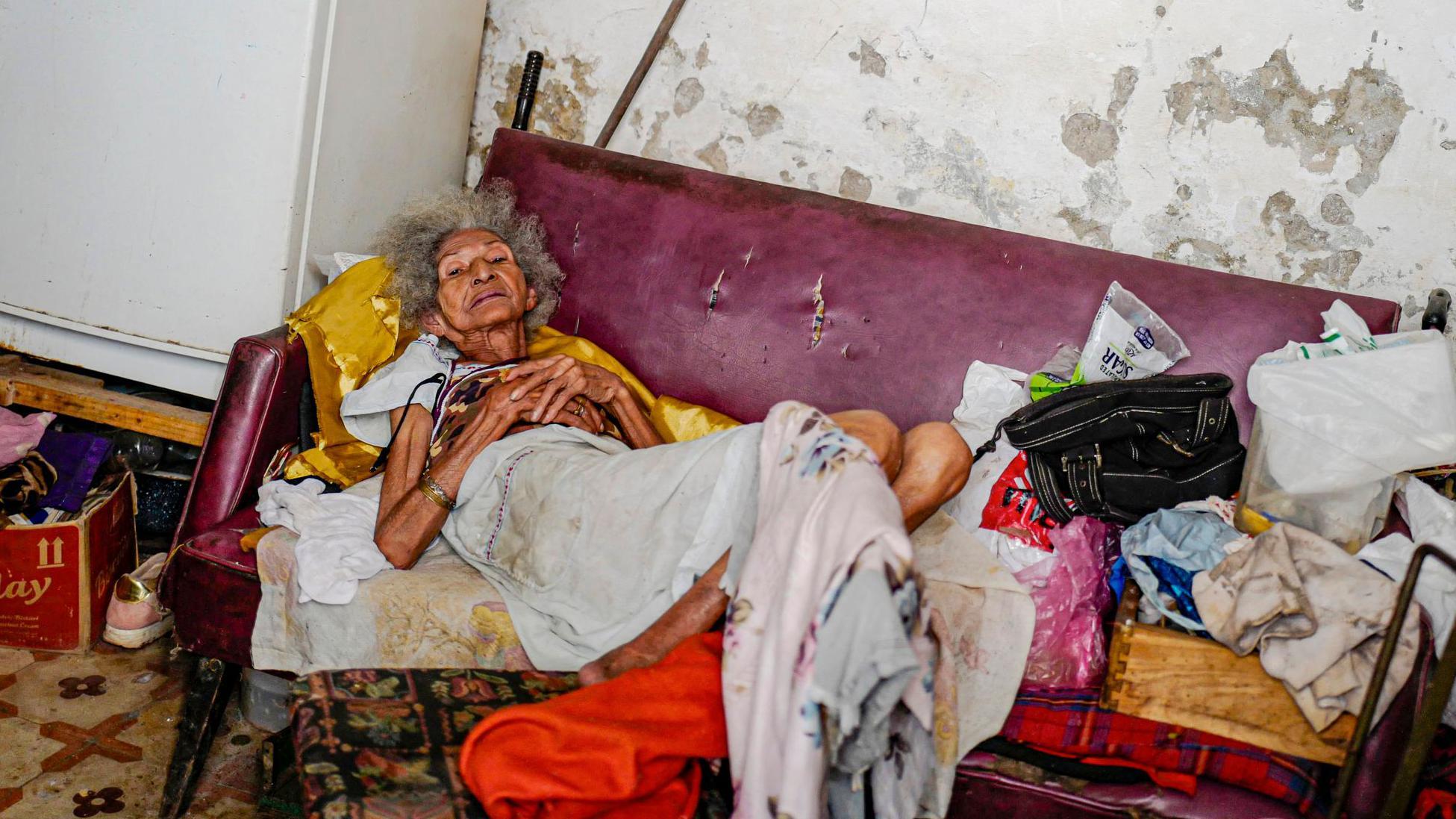 La cubana Pilar Alcantara, de 81 años, convaleciente del virus chikungunya en su casa de La Habana en noviembre.
