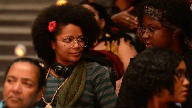 Mulheres negras com cabelos crespos e black power em um evento