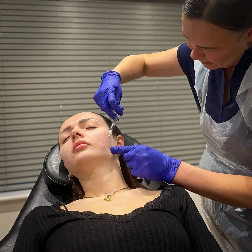 ایبے اپنے چہرے کی جلد کو جوان بنانے کے لیے انجیکشن لگوا رہی ہیں