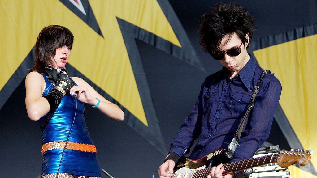 Karen O y Nick Zinner a la guitarra tocando en un concierto.