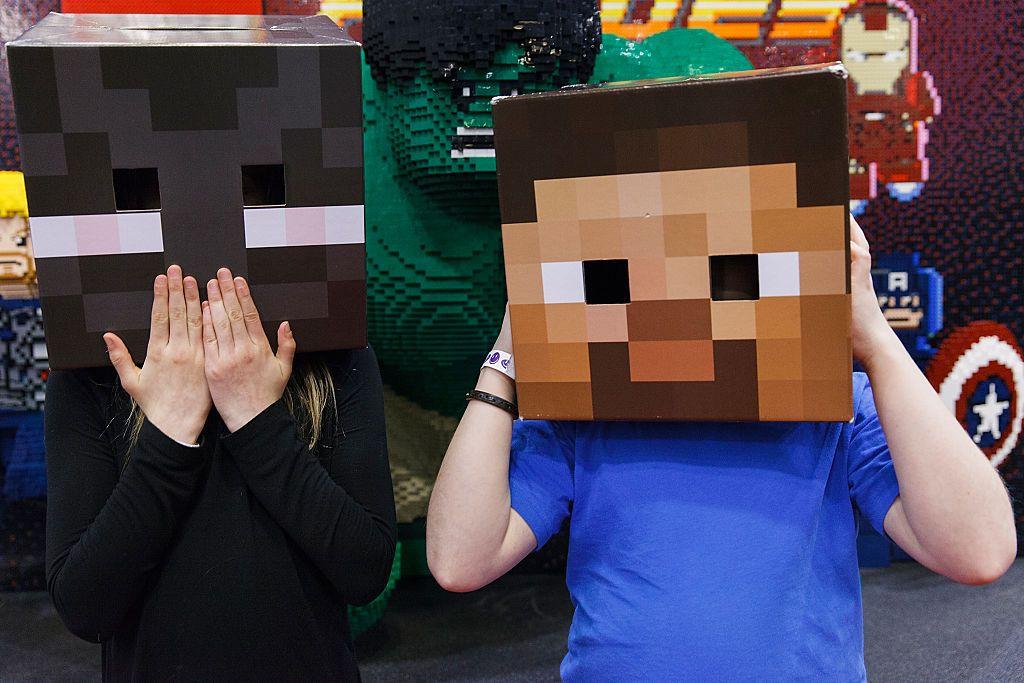 Crianças com máscara de Minecraft