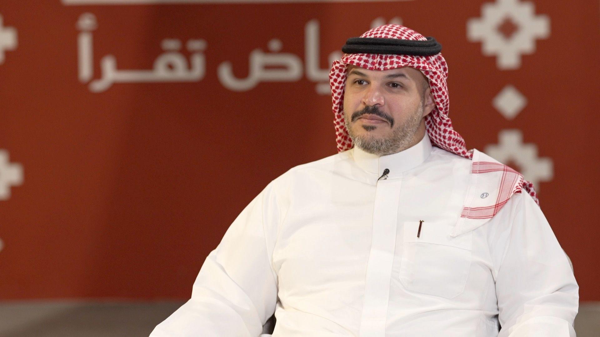 بين الانفتاح والرقابة: معرض الرياض للكتاب يكشف ملامح التحوّل الثقافي السعودي 5 الدكتور عبد اللطيف الواصل، الرئيس التنفيذي لهيئة الأدب والنشر والترجمة في السعودية، جالساً ويرتدي جلباباً أبيض وعقال.