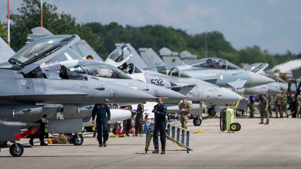 borbeni avioni na pisti u nemačkoj bazi Ramštajn