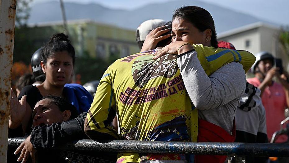 Personas se abrazan en Catia La Mar, La Guaira.