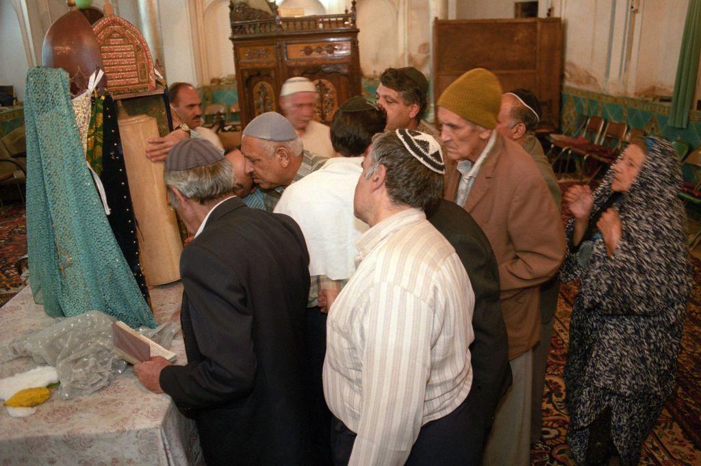 صورة تعود لفبراير من عام 1999 لمجموعة من الرجال اليهود يرتدون الكيباه أثناء الصلاة في كنيس الملا نيسان في أصفهان