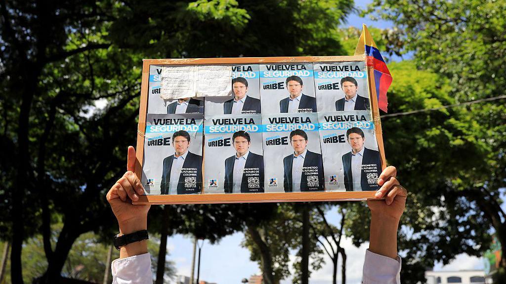 Pancarta en favor de Uribe Turbay este domingo 8 de junio en Bogotá.